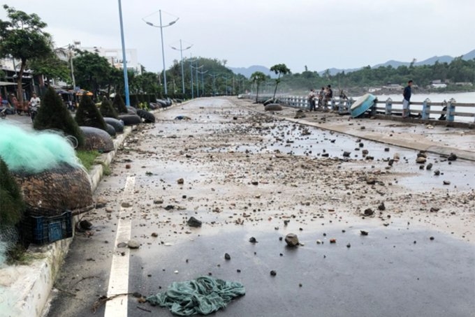 Trưa 28-10, do ảnh hưởng của bão, sóng biển lớn đánh mạnh khu vực đường Phạm Văn Đồng (Vĩnh Lương, TP. Nha Trang, Khánh Hòa) kéo theo một lượng lớn đá từ dưới biển dội lên đường, gây mất an toàn giao thông.